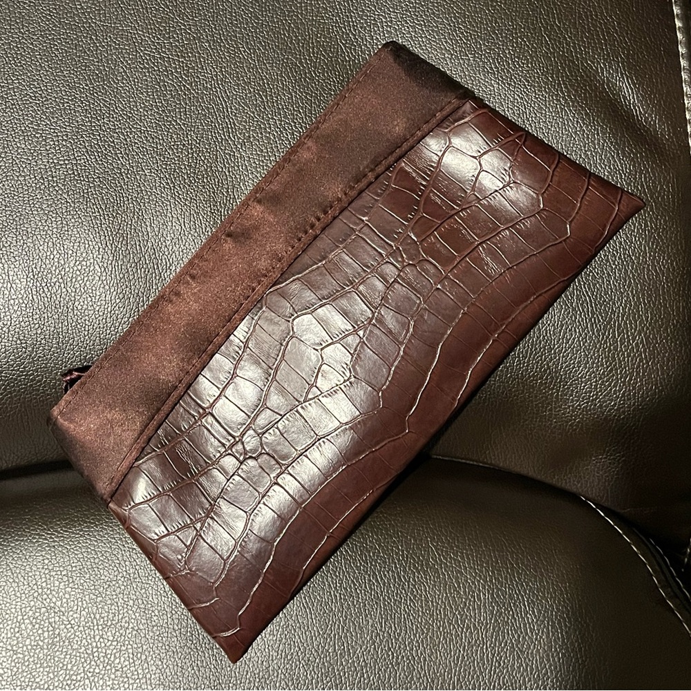 🐊 Victoria’s Secret Croc-Embossed Brown Faux Leather Zippered Pouch 🐊 LIKE NEW